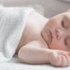 Trẻ sơ sinh ngủ ít có làm sao không?